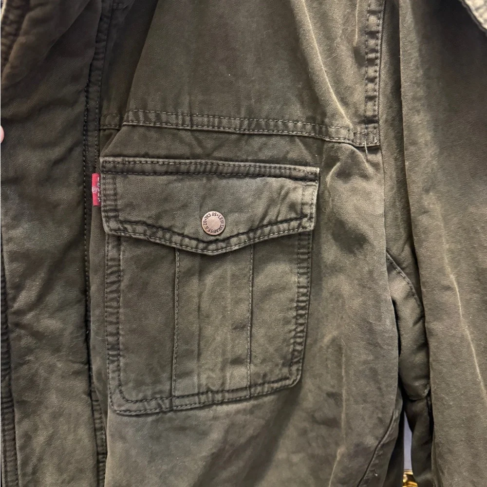 Vintage Levi's green trucker jacket with grey hood and fleece lining - Picture 6 of 10